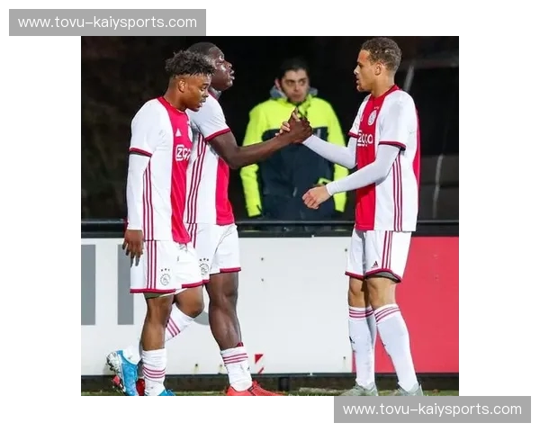 梦剧场的青春风暴与红色图腾：青年人vs曼联，一场关于宿命与野心的博弈